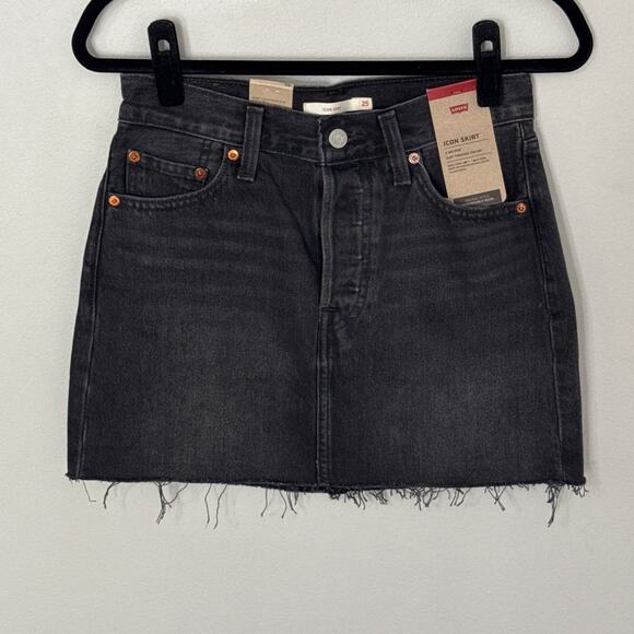 NWT Levi's Premium Icon Denim Skirt Dark Mirror Black Raw Hem Size 25 - Picture 3 of 14